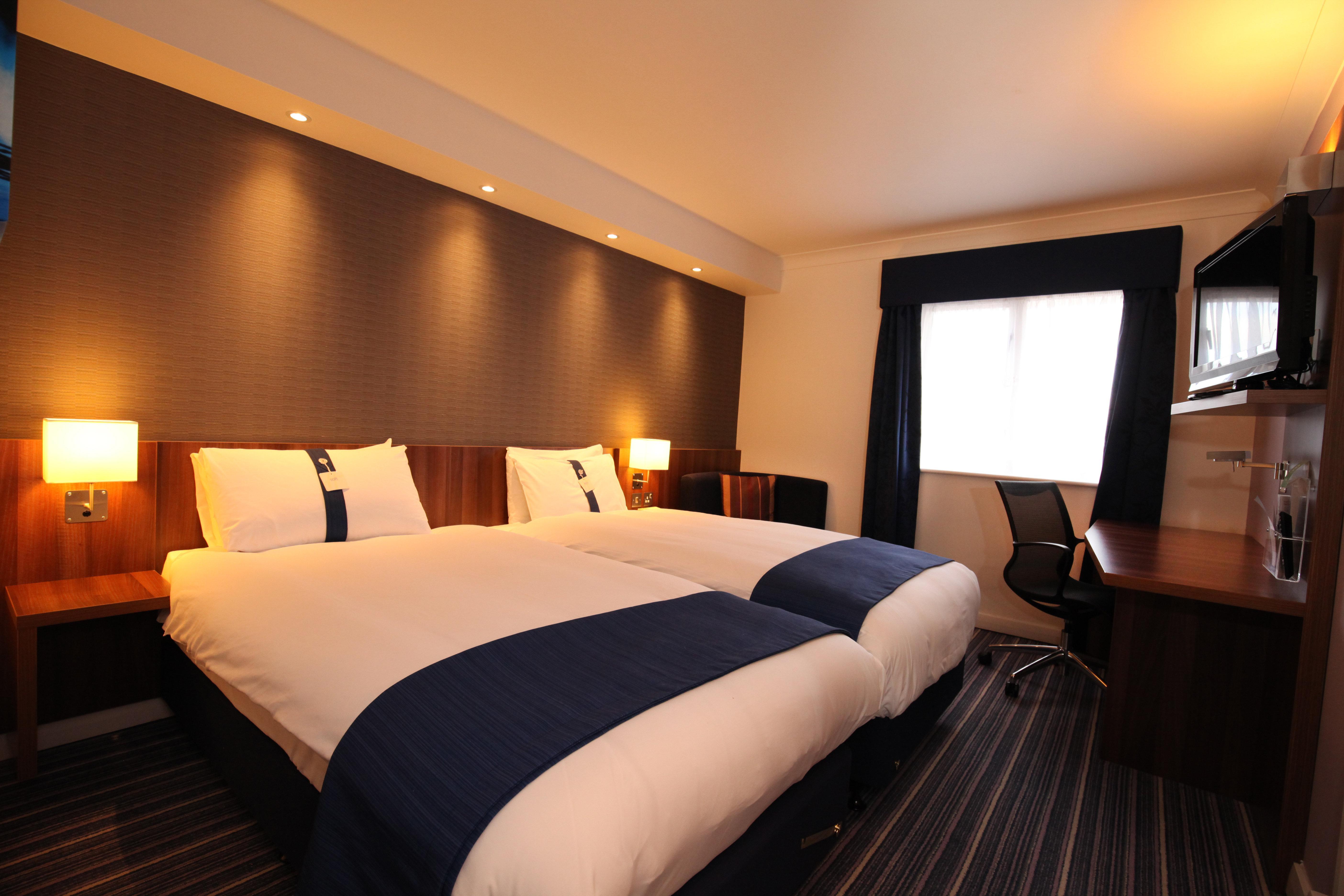 Holiday Inn Express Glenrothes By Ihg Exterior foto