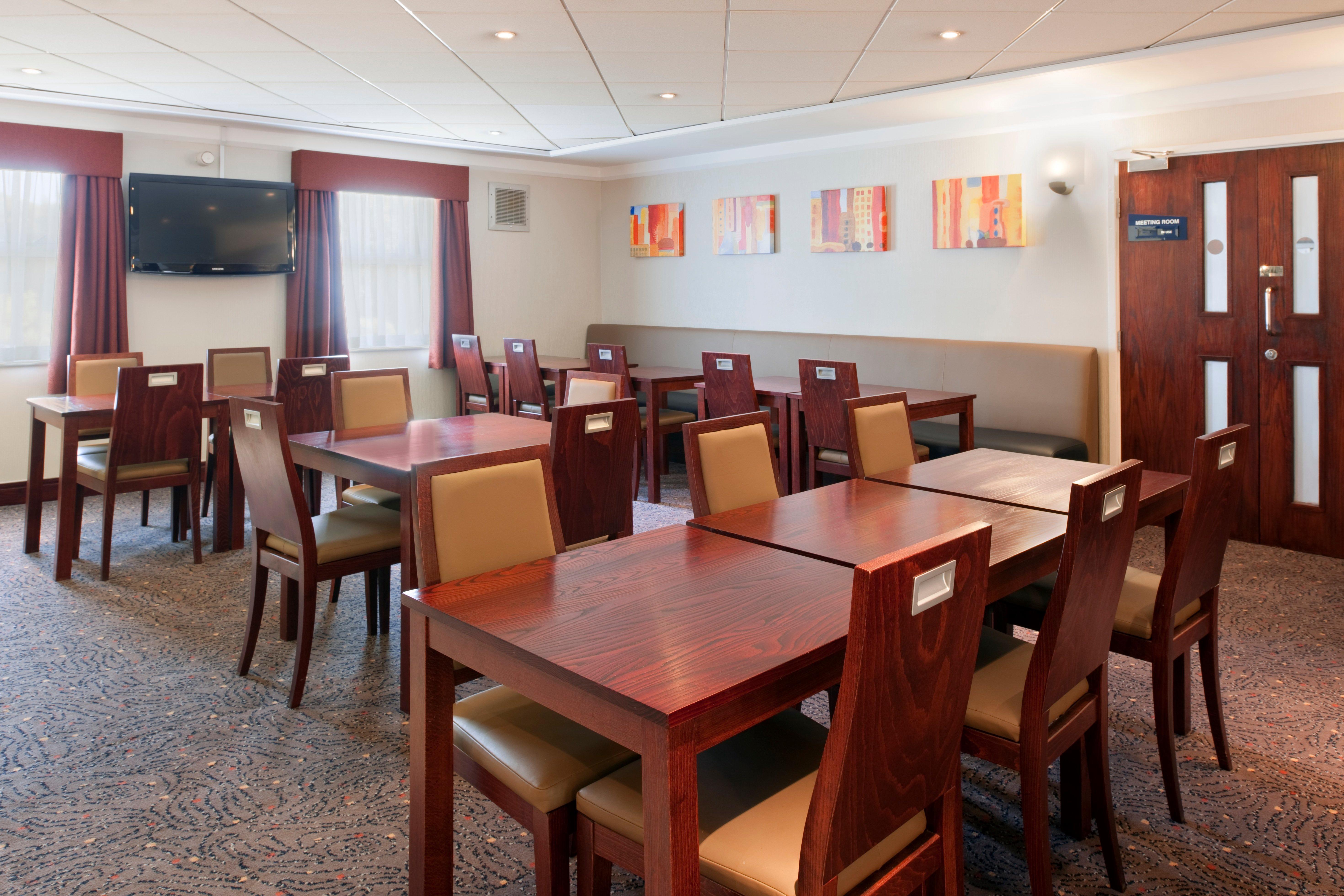 Holiday Inn Express Glenrothes By Ihg Exterior foto