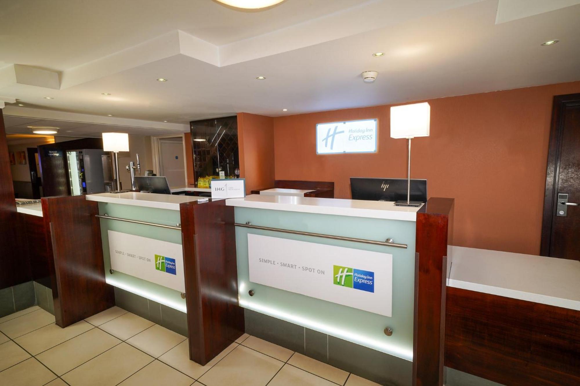 Holiday Inn Express Glenrothes By Ihg Exterior foto