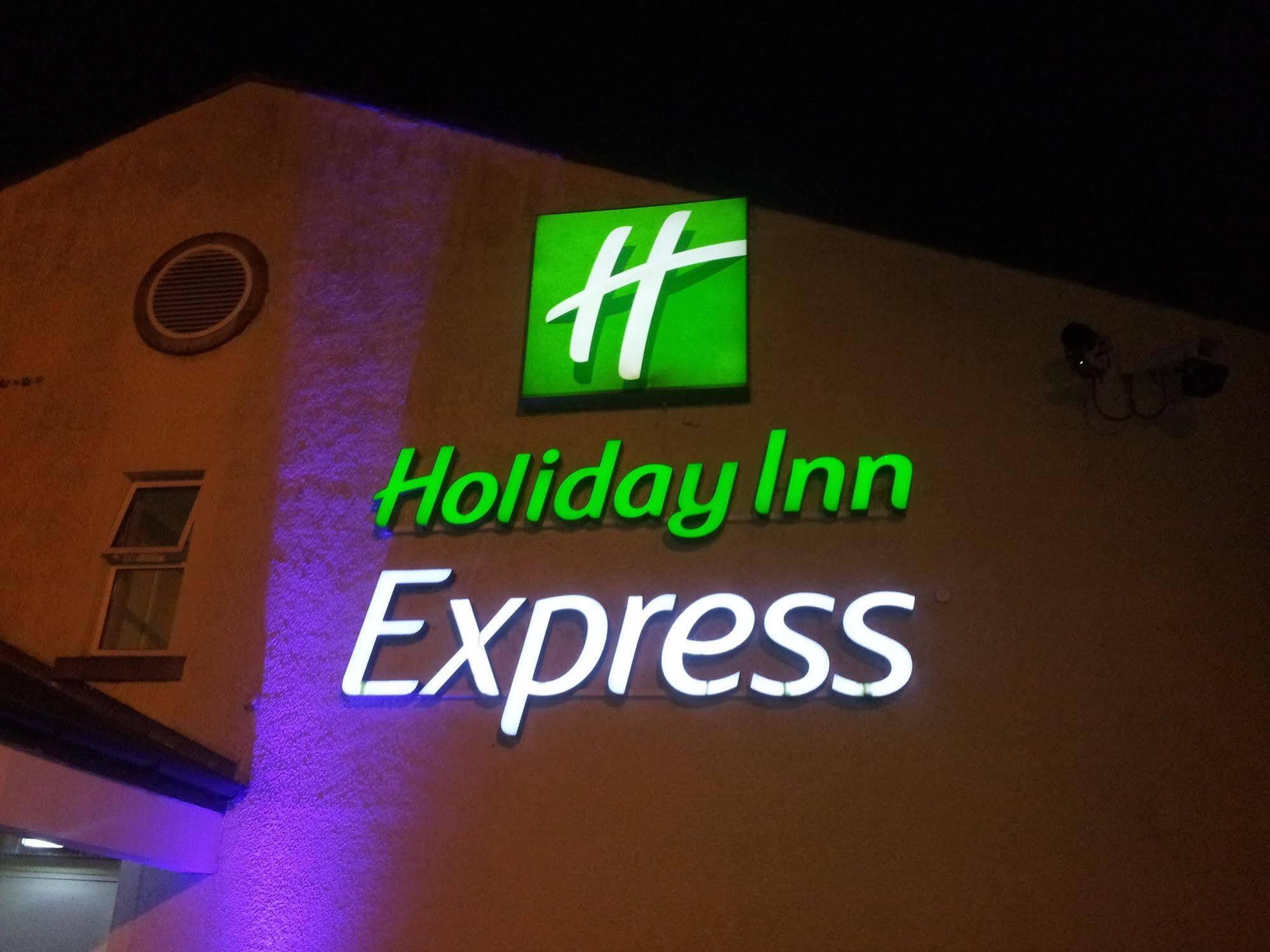 Holiday Inn Express Glenrothes By Ihg Exterior foto
